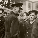 Kong Haakon inspiserer norske marinesoldater i Plymouth. Foto: De kongelige samlinger